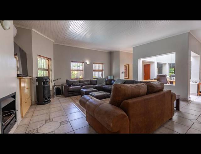 5 BEDROOM HOUSE FOR SALE IN SONSTRAAL